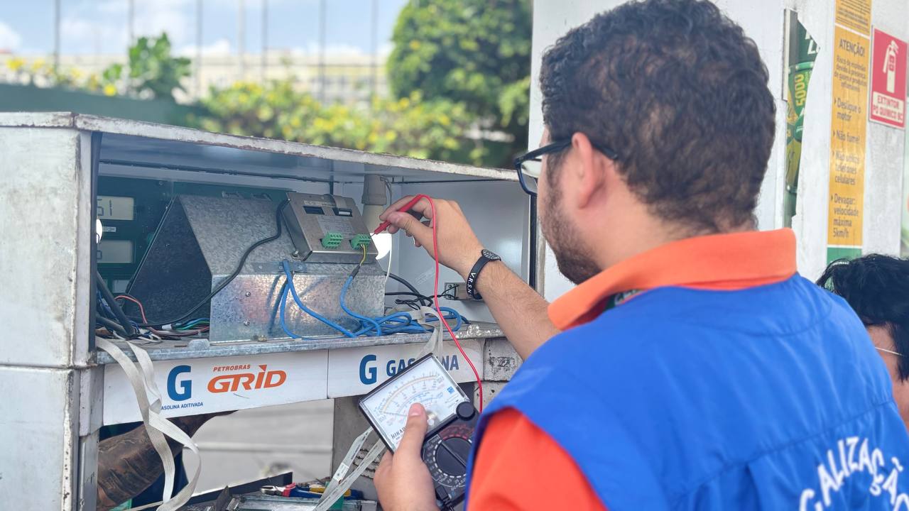 Laboratório Antifraude Eletrônica do Ipem Ceará combate irregularidades em bombas de combustíveis